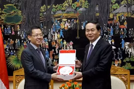陈大光大将与Leo Yip 常务副部长(右）。