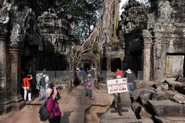 游客们参观塔布笼寺