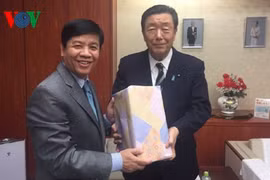 越南驻日大使阮国强（左）与日本农林水产大臣森山裕。