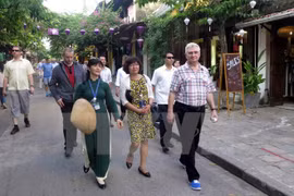 捷克参议院议长米兰•什捷赫一行访问越南广南省会安古城（图片来源：越通社）