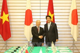 越共中央总书记阮富仲与日本首先安培普三举行会谈（图片来源：越通社）