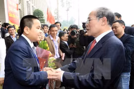 越南国会主席阮生雄会见2015年第二次越南青年人才大会代表 （图片来源：越通社）