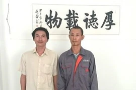 在阿两名越南劳工窦黄英和陶玉强（图片来源：越通社）