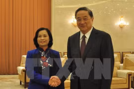 越南祖国阵线中央委员会副主席裴氏清与中共中央政治局常委、全国政协主席俞正声