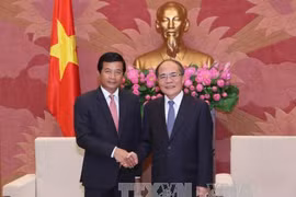 越南国会主席阮生雄会见老挝驻越南大使。