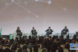 越南国家主席张晋创（中）与嘉宾在工商领导人峰会上交流。（图片来源：新华网）