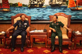 越南人民军总参谋长杜伯巳上将会见柬埔寨皇家空军司令宋恩·萨芒