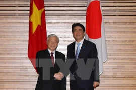 越南共产党中央委员会总书记阮富仲和日本首相安倍晋三（图片来源：越通社）