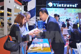 游客参观2015胡志明市国际旅游博览会某个旅行社的展位（图片来源：越通社）