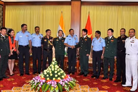 武文俊中将（右五）与印度空战学院代表团合影（图片来源：人民军队报）