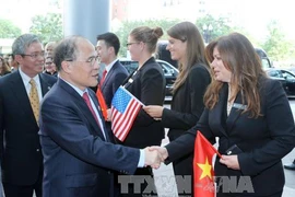 越南驻美国大使馆干部人员和美国朋友到机场迎接国会主席阮生雄一行（图片来源：越通社）