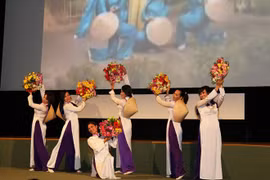 第四次布拉格东盟电影节开幕式中，由越南演员们表演的文艺节目（图片来源：越通社）