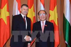 越南国会主席阮生雄会见匈牙利国会主席克韦尔。