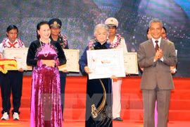 越南国会副主阮氏金银和越南劳动总联合会主席邓玉松向集体和个人颁发奖状