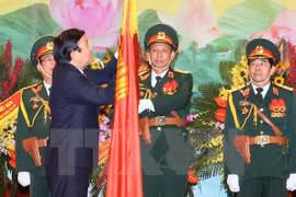 越南国家主席张晋创授予越南人民军总参某部一级军功勋章