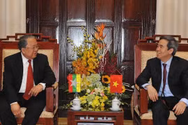 越南国家银行行长阮文平在国家银行总部会见缅甸中央银行行长吴觉觉貌 （来源：越南国家银行）