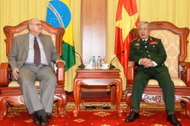 阮志咏上将会见巴西驻越大使马可·布兰道。（图片来源：因特网）