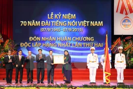 越南国会副主席丛氏放向越南之声授予一级独立勋章（图片来源：越通社）