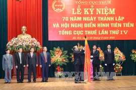越南国会主席阮生雄代表党和国家向越南税务总局授予一级独立勋章（图源：越通社）