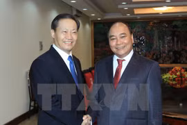 越南政府副总理阮春福与中国广西壮族自治区党委书记彭清华