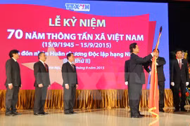 越南政府总理阮晋勇向越通社授予第二次一级独立勋章（图片来源：越通社） 