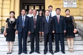 越朝两国工会代表团合影。