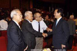 阮晋勇总理与各与会代表（图片来源：越通社）
