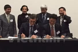 越南国防部175号军医医院与悉尼大学医学院关于医师培训合作的谅解备忘录签署仪式。(图片来源：越通社）
