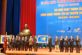 越南邮政总公司发行《越南邮政传统70周年》系列邮票 (图片来源：Vietnam+）
