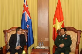 越南国防部长冯光青会见新西兰国防部副秘书长托尼·林奇
