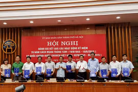 河内市人民委员会向出色完成八月革命暨九·二国庆70周年纪念活动举办工作任务的15个单位颁发奖励(图片来源：越南政府门户网站）