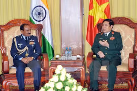 越南国防部部长冯光青大将（右）和印度军队参谋长委员会主席阿鲁普•拉哈大将（左）（图片来源：越通社）