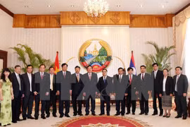 老挝总理通辛·坦马冯已亲切会见越共中央委员、越南最高人民检察院检察长张和平一行（图片来源：越通社）