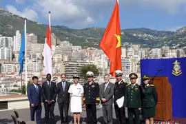 参加升旗的各位代表合影留念（图片来源：Mofa）
