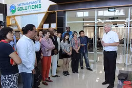 艾伦·沃伦副市长一行前来参观设在胡志明市平政县的多福废物处理联合区（图片来源：​越南之声）