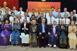 阮善仁同志和与会代表合影
