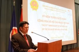 越南驻美国得克萨斯州休斯敦总领事阮文和在纪念典礼上发言。