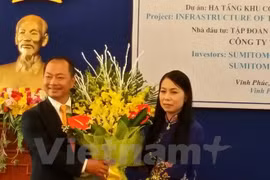 越南永福省代表向日本住友集团（Sumitomo）颁发永福省升龙工业园基础设施项目的投资许可证。