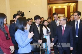 国会主席阮生雄会见越南驻华大使馆工作人员、留学生和旅华越侨