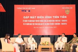人民公安力量和越通社记者先进模范代表见面交流会（图片来源：越通社-VNA）