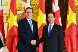 越南政府总理阮晋勇同英国首相卡梅伦举行会谈