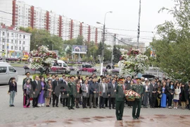 9月2日在莫斯科市胡志明广场举行的敬献花圈仪式（图片来源：越通社）