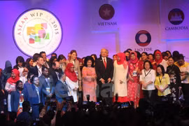 马来西亚总理纳吉·阿都拉萨(Najib Razak)同与会代表合影。