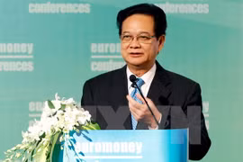 阮晋勇总理在论坛上发表讲话。