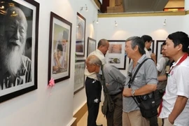 河内市民观看艺术摄影图片展作品 （图片来源于网络）