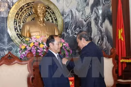 越南最高人民法院院长张和平向老挝最高人民法院院长坎潘·西提丹帕授予“为法院事业”纪念章