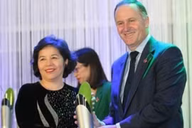 约翰·基总理向梅氏莲女士授奖。（图片来源：新河内报） 