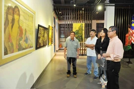 ​附图：游客参观马来西亚和越南女性画家艺术展（图片来源：越通社）