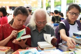 2015年秋季图书节吸引了许多图书爱好者。