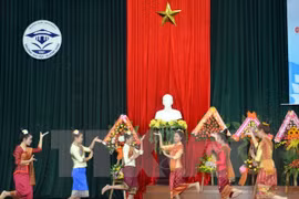老挝留学生在老挝国庆40周年招待会上演老挝传统舞蹈（图片来源：越通社）